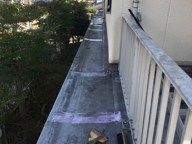 通気緩衝シートのための部分的なボンド塗布