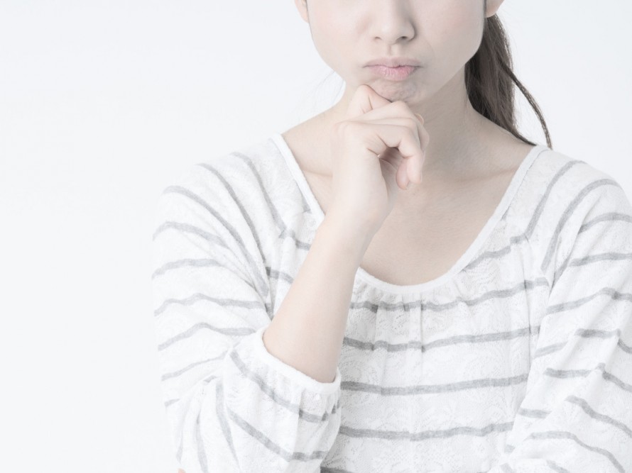 悩む女性