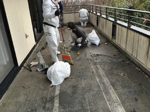 防水工事前のベランダ清掃