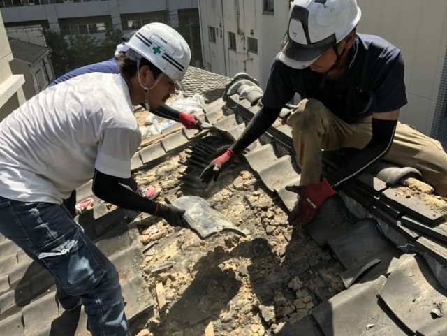瓦修理中の職人