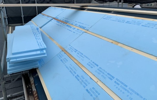 屋根下地に入れる断熱材