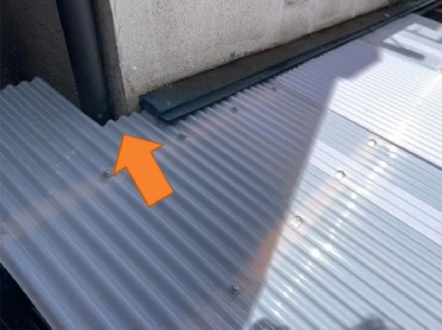 波板屋根を建物に合わせて加工