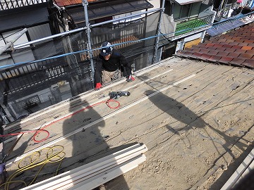 不陸調整、通気層の為の胴縁の施工