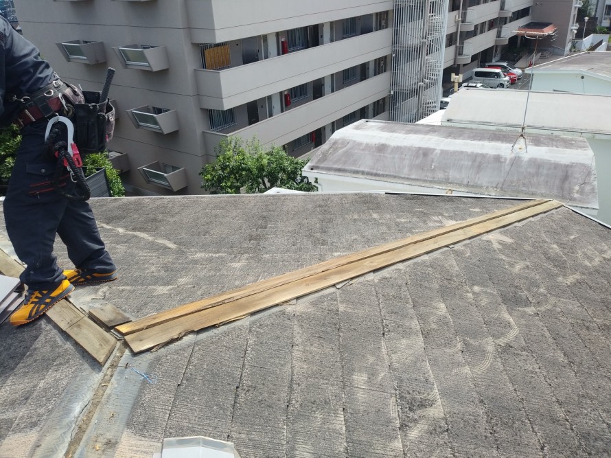 棟板金を撤去中