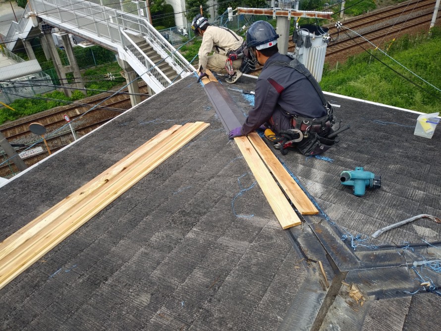 棟板金を施工中