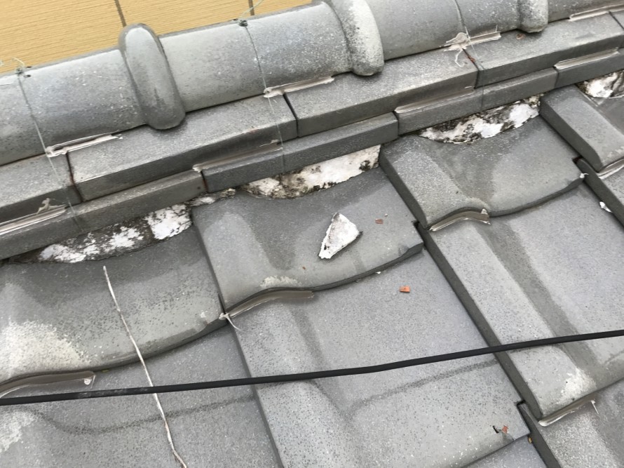 劣化した漆喰の破片が屋根に散乱している状態