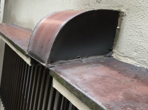錆びて傷んだ庇屋根