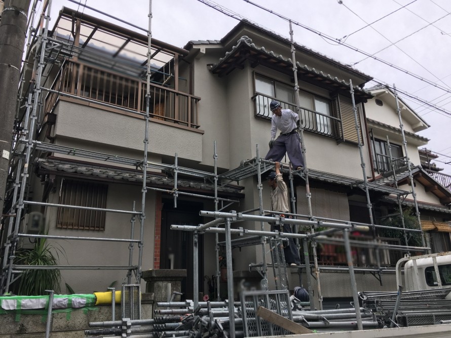 屋根工事のための足場を設営中