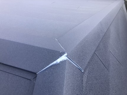 棟板金のつなぎ目に施工されたコーキング