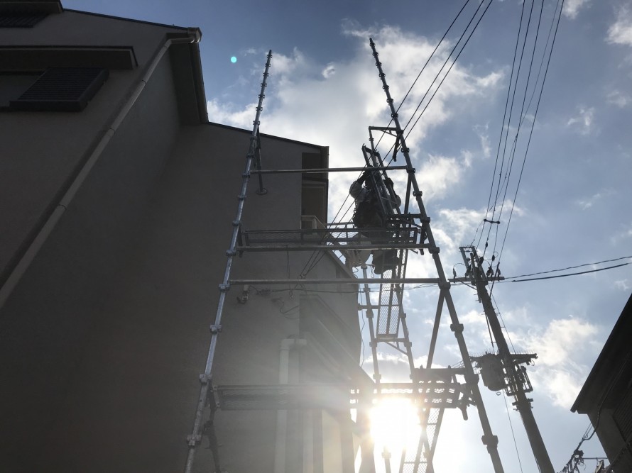 屋根修理のための足場を架設します。