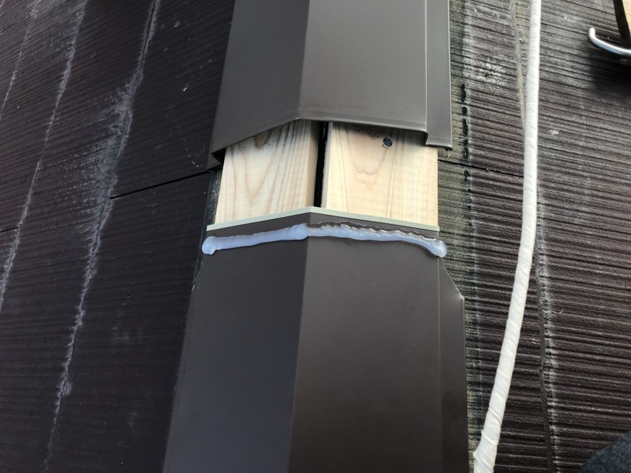 棟板金の次部分にはシーリングを捨て打ちして継いでいきます。