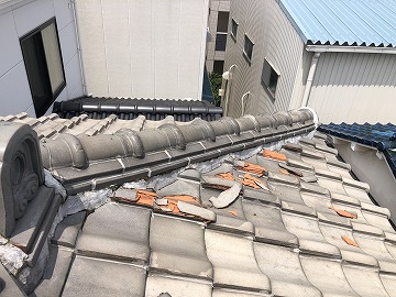 部分的に崩れた屋根