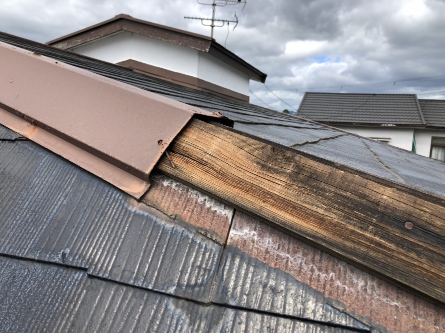 棟板金が外れて下地の木材が雨水で腐っている様子