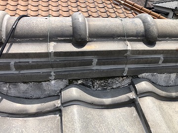 修理の形跡が残る棟瓦