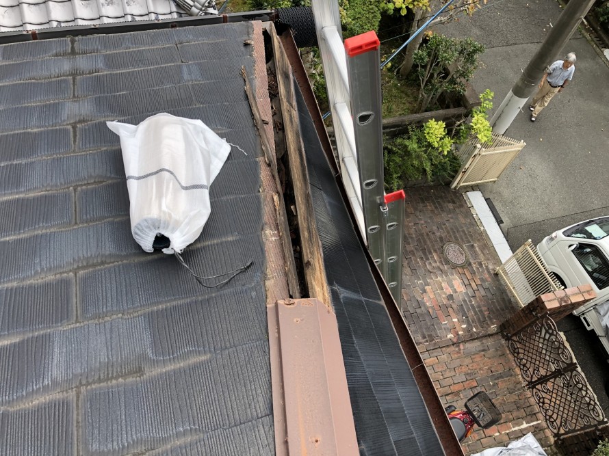 屋根板金が飛ばされたスレート屋根