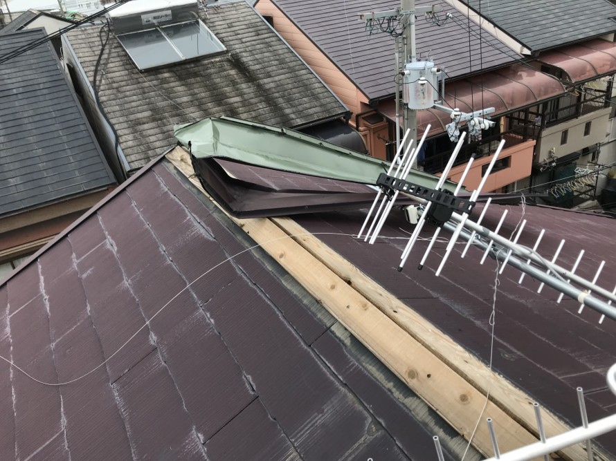 摂津市で棟板金のめくれの調査