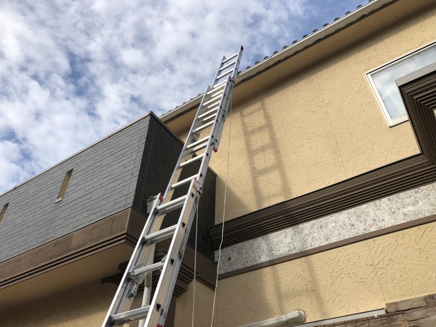 梯子で屋根に上る