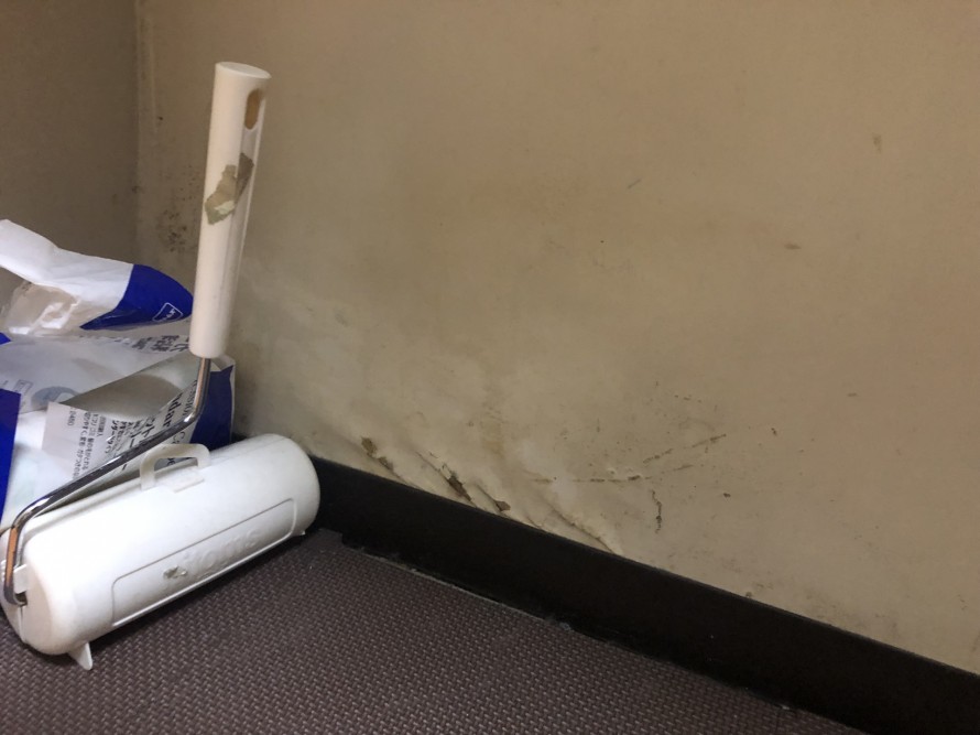 雨漏りによってよれた壁紙