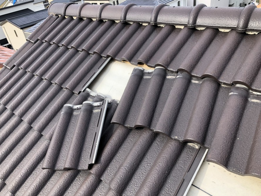強風により部分的にずれた屋根材