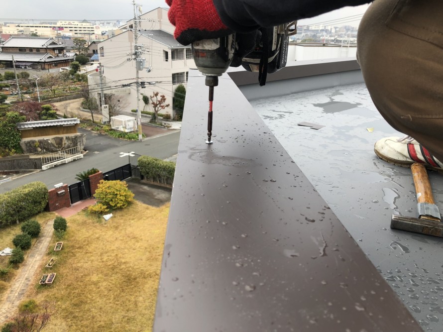 笠木を取り付けます