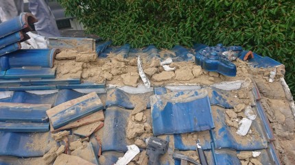 釉薬瓦屋根　棟の崩れ