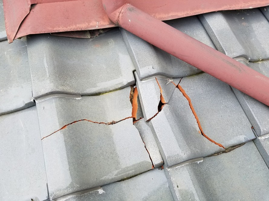 破損した屋根の瓦
