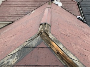 屋根カバー工法前のめくれた屋根