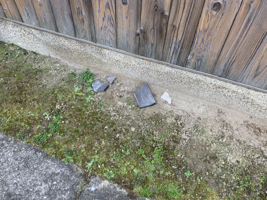 落ちてきた瓦の破片
