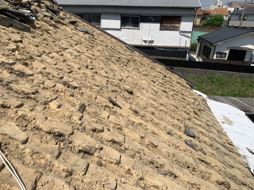 瓦下の葺き土を撤去するリフォーム工事の工程