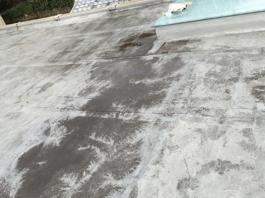 傷んだ屋上屋根には雨水が溜まっている