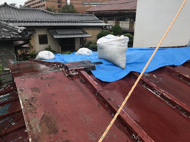 葺き替え前のサビたトタン屋根