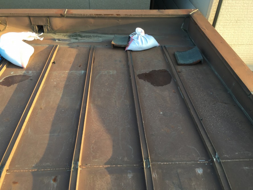 雨漏りが疑われる瓦棒屋根