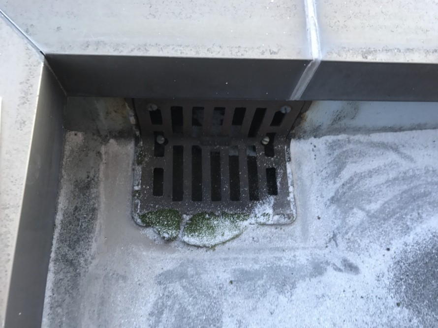 雨漏り箇所上のドレン