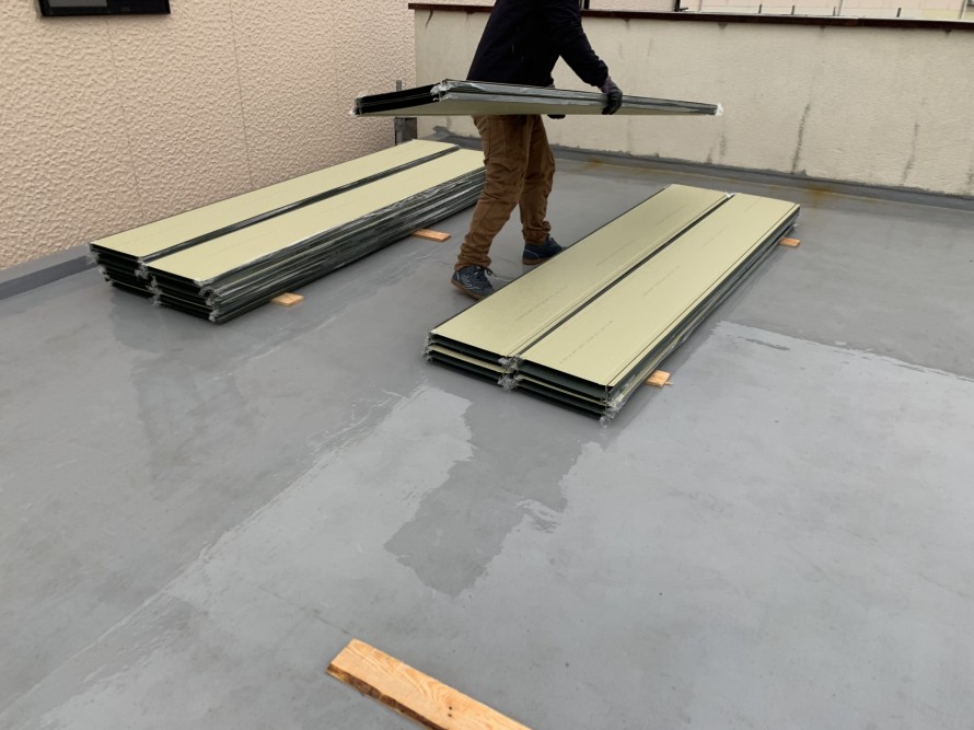 屋根材の搬入