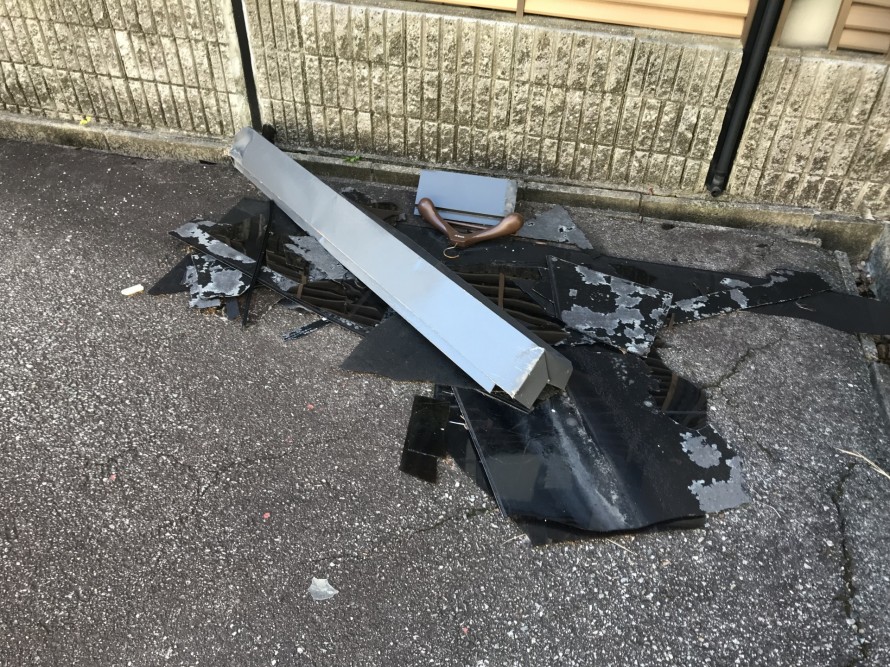 落下した屋根板金