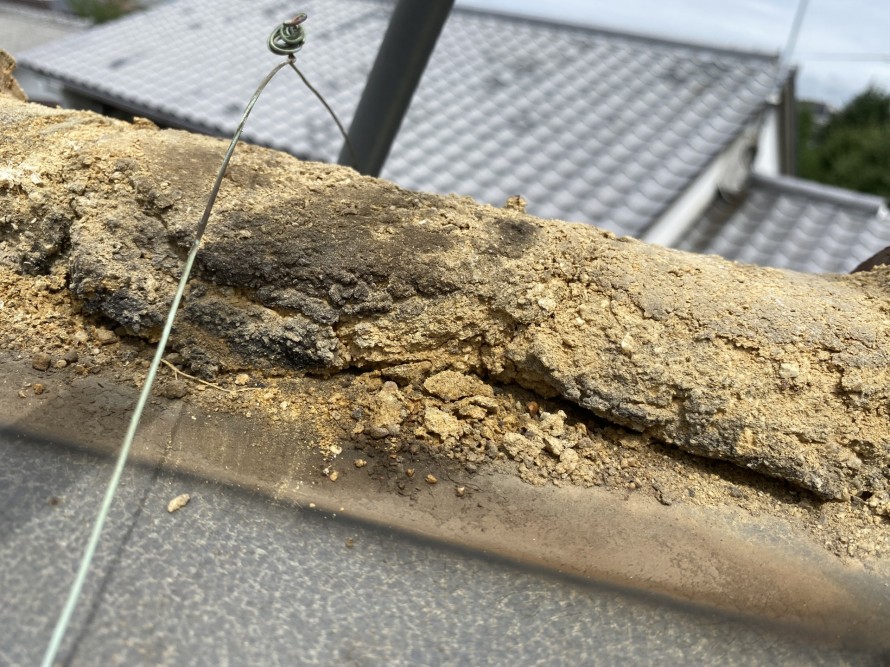 雨水で濡れた葺き土