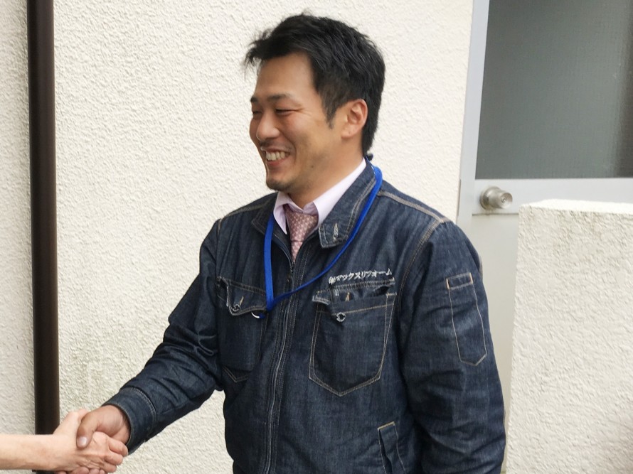 お客様と握手