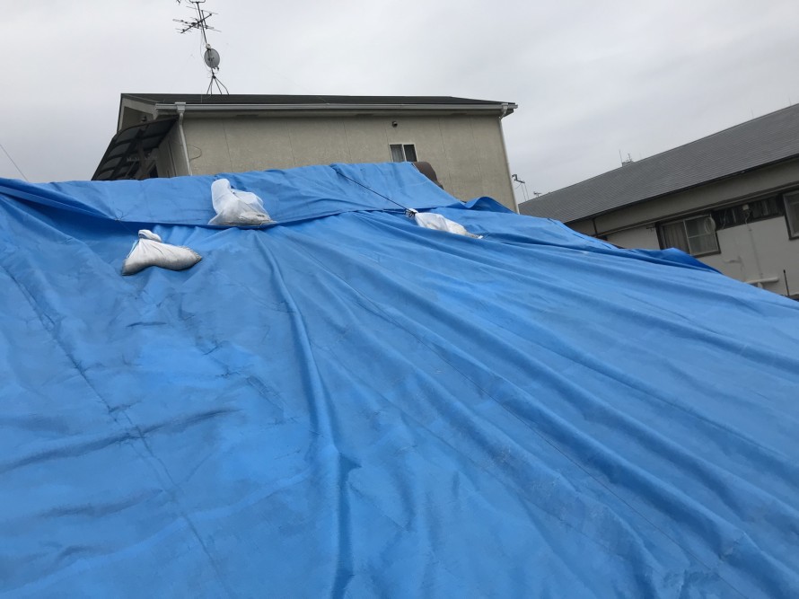 屋根リフォーム前は屋根全体を養生している状態でした。
