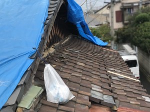 屋根リフォーム前の老朽化した瓦屋根