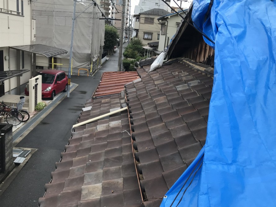 雨漏りしている崩れた瓦屋根