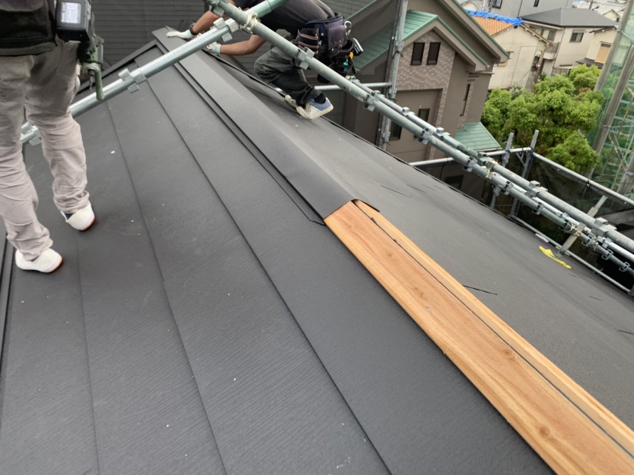 屋根頂点に貫板(木材)を取り付けて板金を取り付けます。
