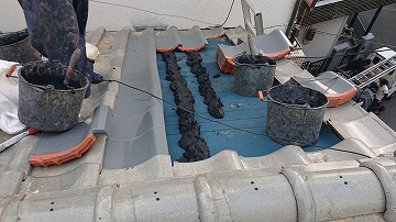 屋根部分葺き直し瓦を葺きなおしていきます。