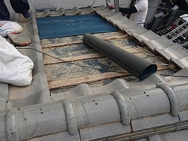 屋根修理の瓦葺き直しの様子　防水シートの敷き込み