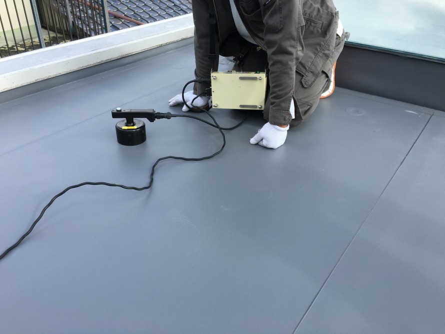 ディスクヒーターで防水層を施工中