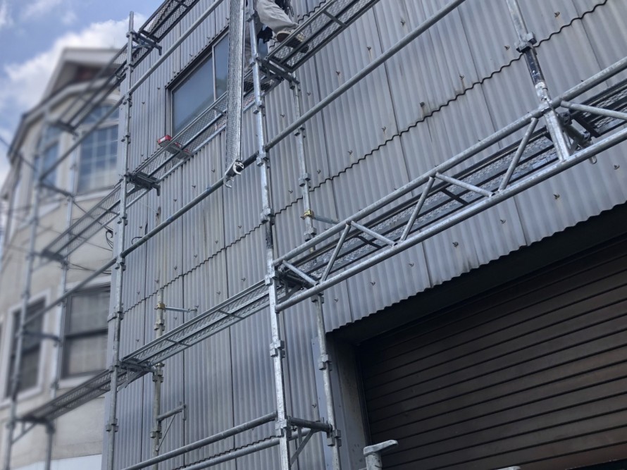 足場の架設中