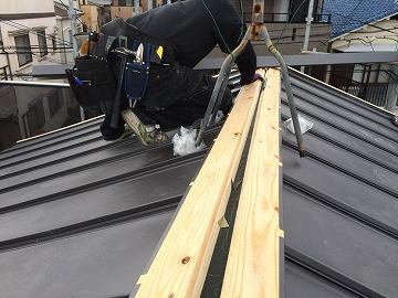 屋根頂点の下地を組みます。
