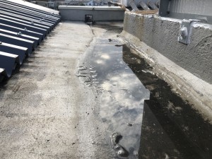 雨漏り原因となった防水層の劣化症状