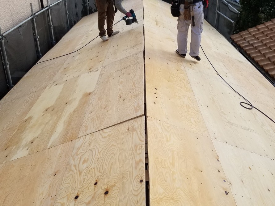 屋根野地板新設　12mm構造用合板施工