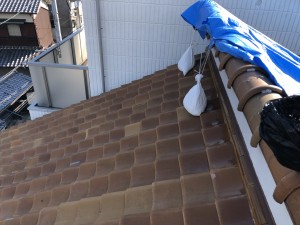 雨漏り中の瓦屋根