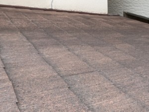 劣化によって防水機能が低下した屋根